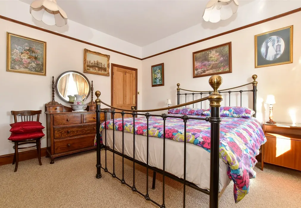 Bedroom 1 - Monks Lane, Freshwater, Isle of Wight - Wards of Kent