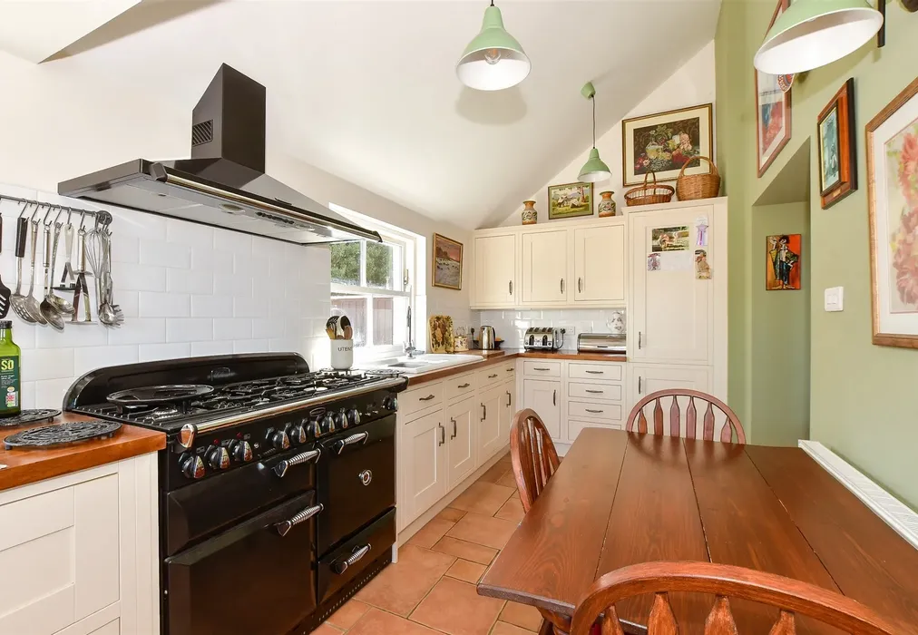 Kitchen - Monks Lane, Freshwater, Isle of Wight - Wards of Kent