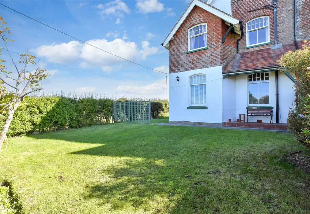 Side Garden - Monks Lane, Freshwater, Isle of Wight - Wards of Kent