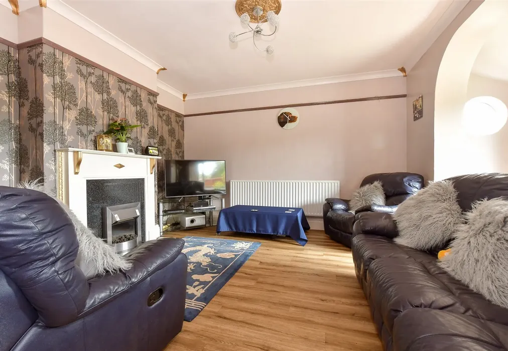 Lounge - Main Road, Whiteley Bank, Isle of Wight - Wards of Kent