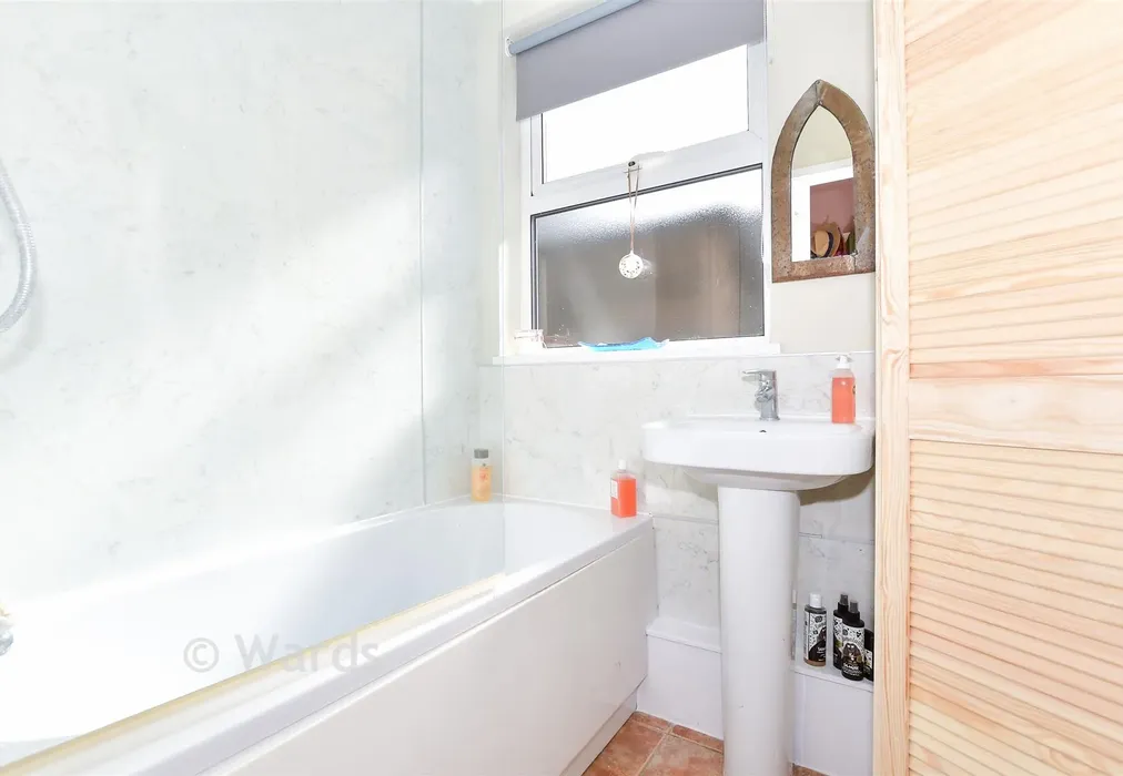 Bathroom - St. Philip's Avenue, Maidstone, Kent - Wards of Kent