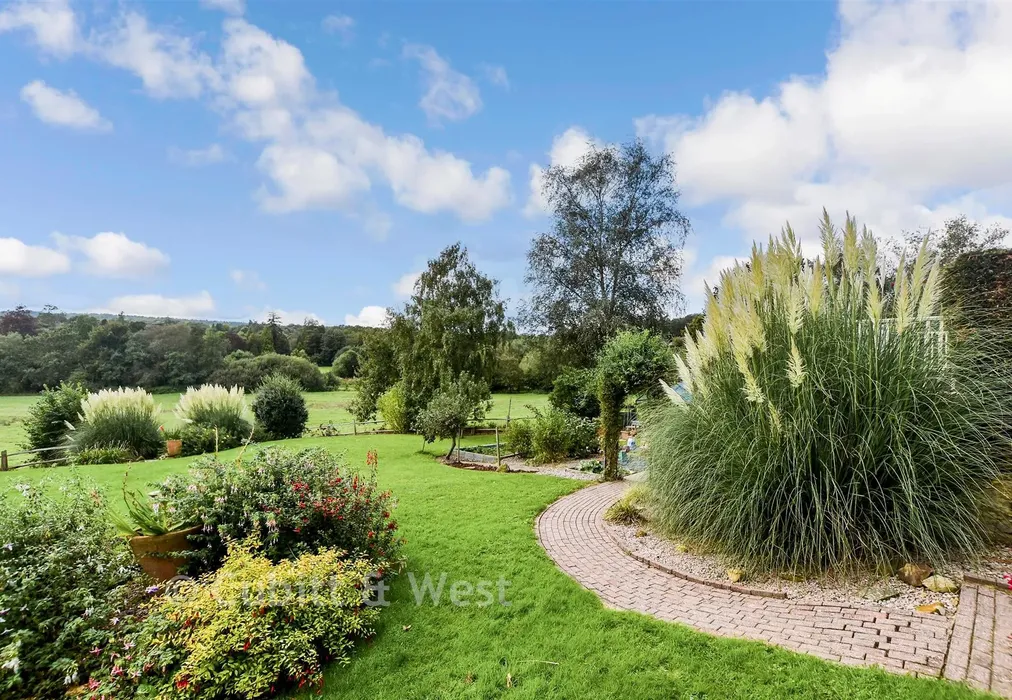 Rear Garden - Parrock Lane, Colemans Hatch, East Sussex - Wards of Kent