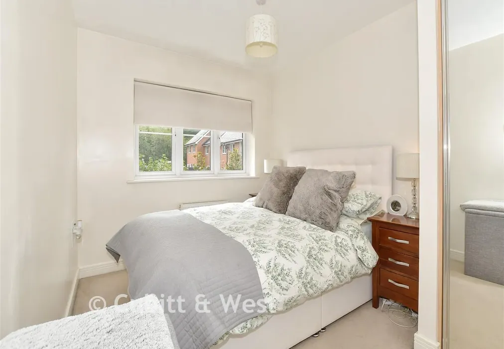 Bedroom 1 - Field End, Billingshurst, West Sussex - Wards of Kent