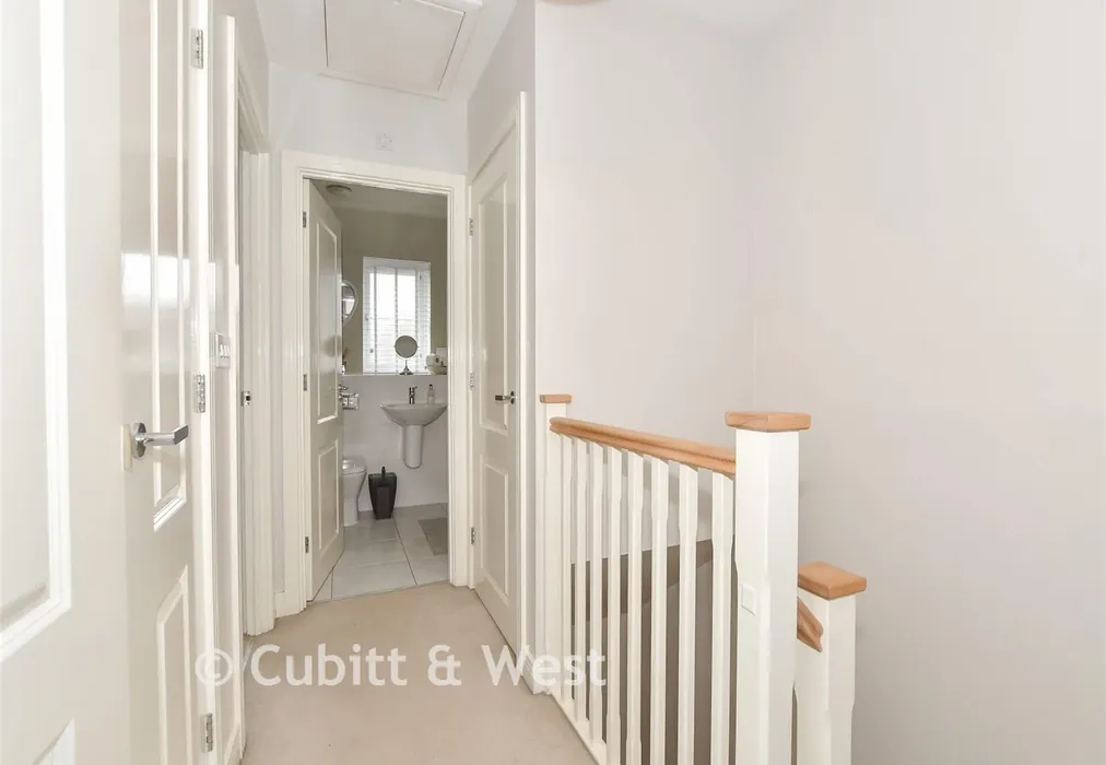 Landing - Field End, Billingshurst, West Sussex - Wards of Kent
