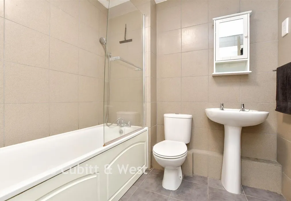 En-Suite Bathroom - Park View Road, Leatherhead, Surrey - Wards of Kent