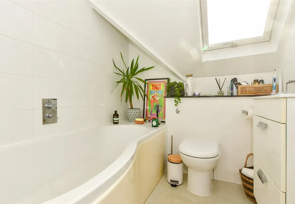Bathroom - Cheriton Road, Folkestone, Kent - Wards of Kent