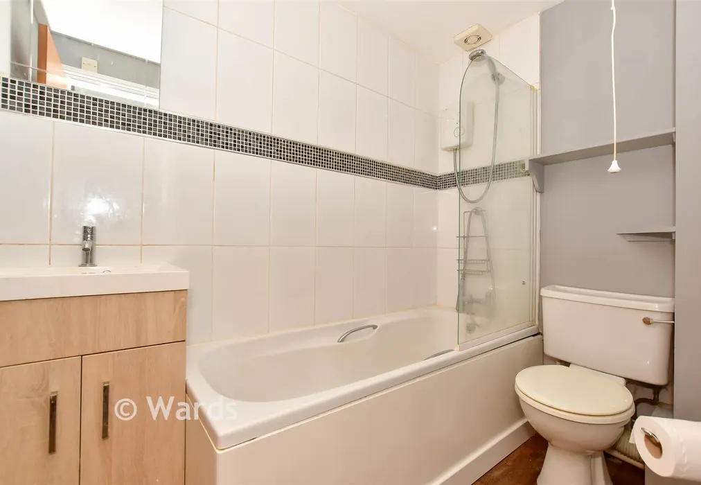Bathroom - Mountfield Road, New Romney, Kent - Wards of Kent