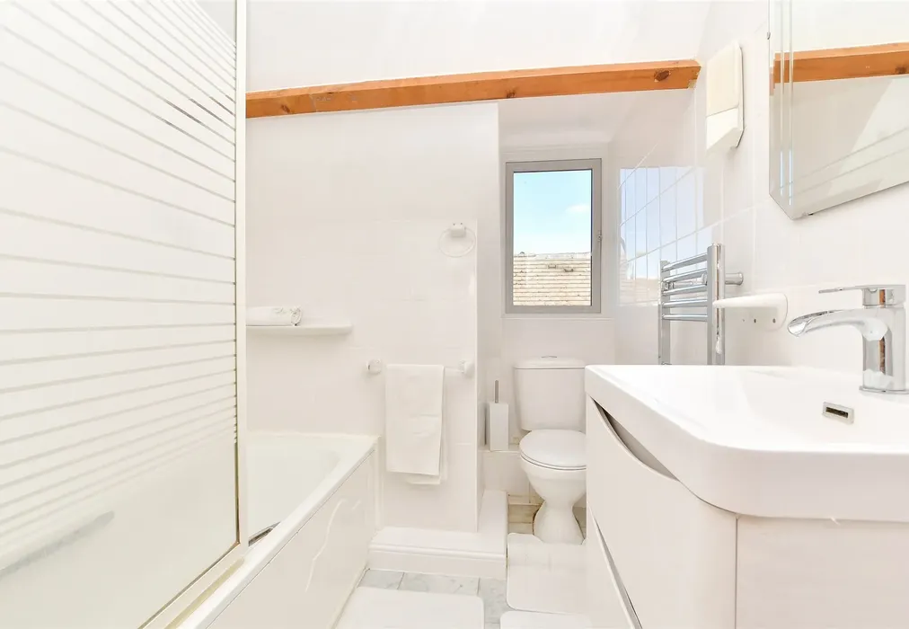 Bathroom - Avenue Road, Banstead, Surrey - Wards of Kent