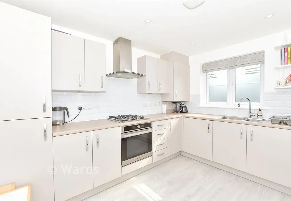Kitchen - Oaken Wood Drive, Maidstone, Kent - Wards of Kent