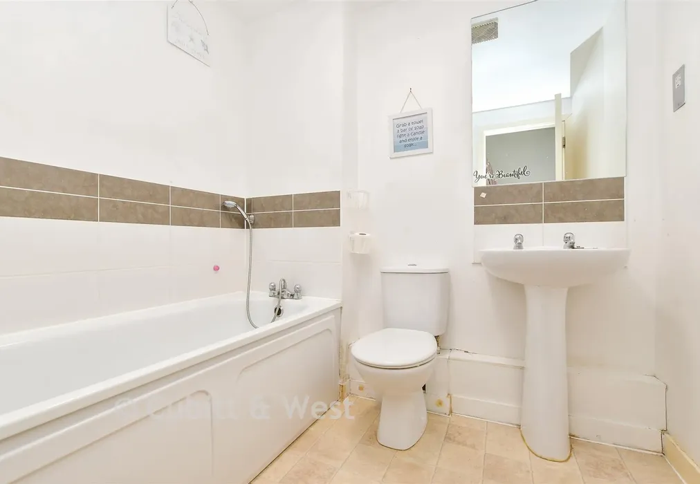 En-Suite Bathroom - Park View Road, Leatherhead, Surrey - Wards of Kent