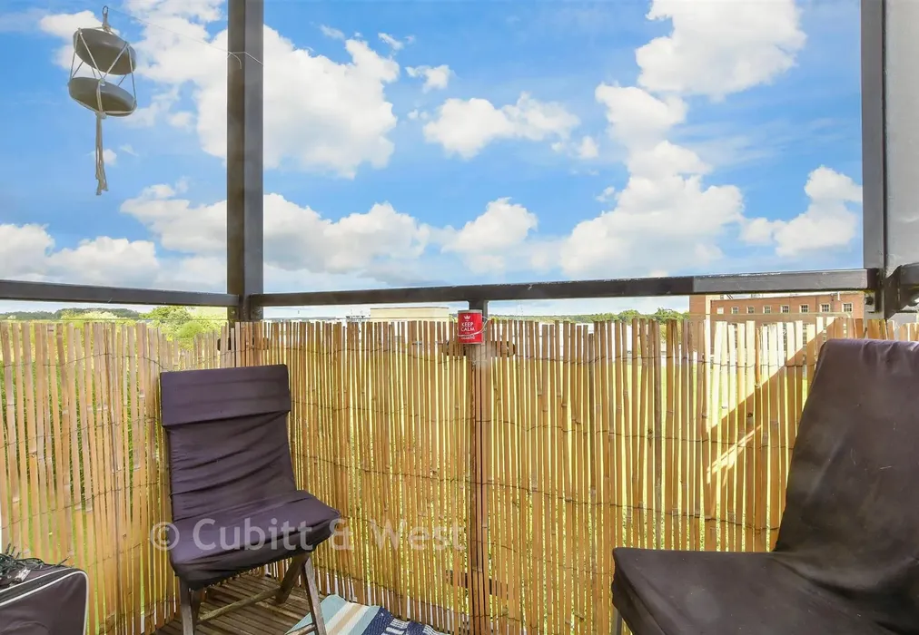 Balcony / Terrace - Park View Road, Leatherhead, Surrey - Wards of Kent