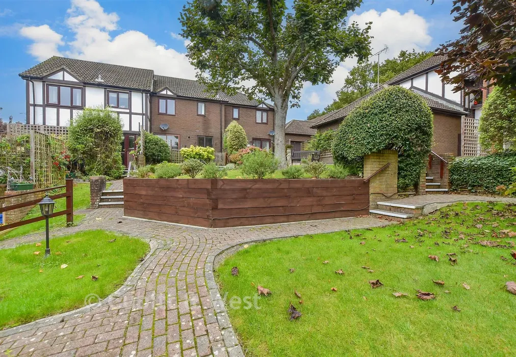 Communal Gardens - Elm Way, Heathfield, East Sussex - Wards of Kent