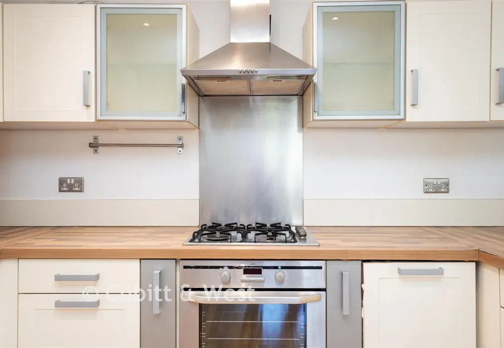 Internal Lifestyle Photograph - Brighton Road, Redhill, Surrey - Wards of Kent