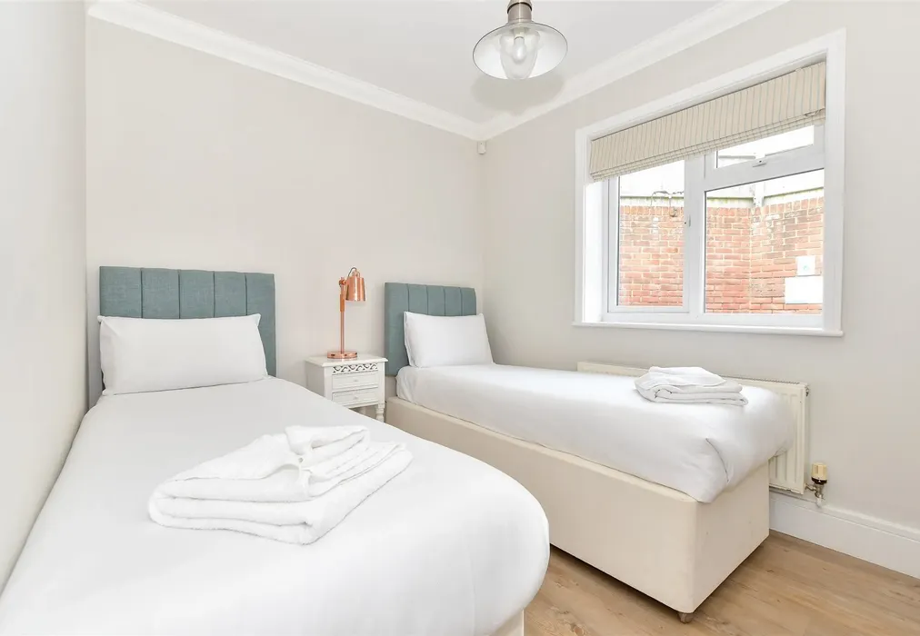 Bedroom 2 - Fort Warden Road, Totland Bay, Isle of Wight - Wards of Kent
