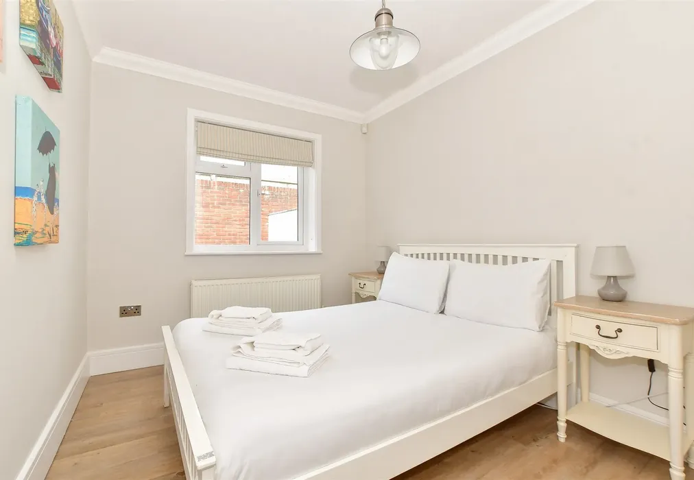 Bedroom 1 - Fort Warden Road, Totland Bay, Isle of Wight - Wards of Kent