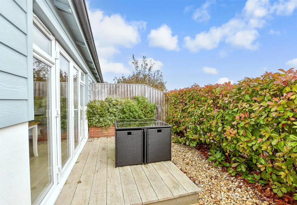 Front Garden - Fort Warden Road, Totland Bay, Isle of Wight - Wards of Kent