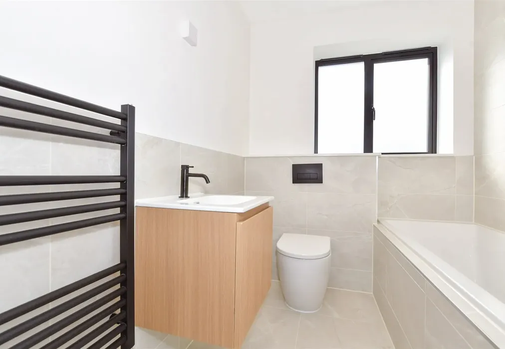 Bathroom - Firs Lane, Hollingbourne, The Firs, Hollingbourne, Maidstone, Kent - Wards of Kent