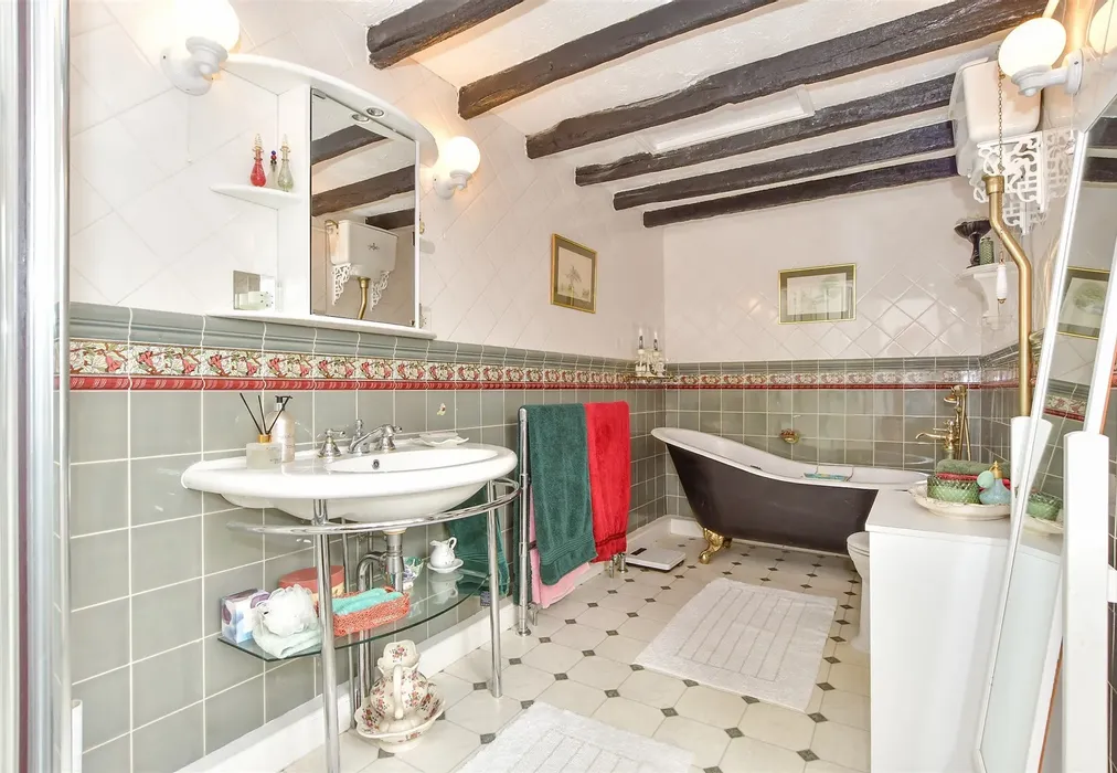 Bathroom - Smugglers Walk, Goring-By-Sea, Worthing, West Sussex - Wards of Kent