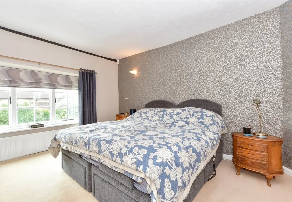 Bedroom 1 - Smugglers Walk, Goring-By-Sea, Worthing, West Sussex - Wards of Kent
