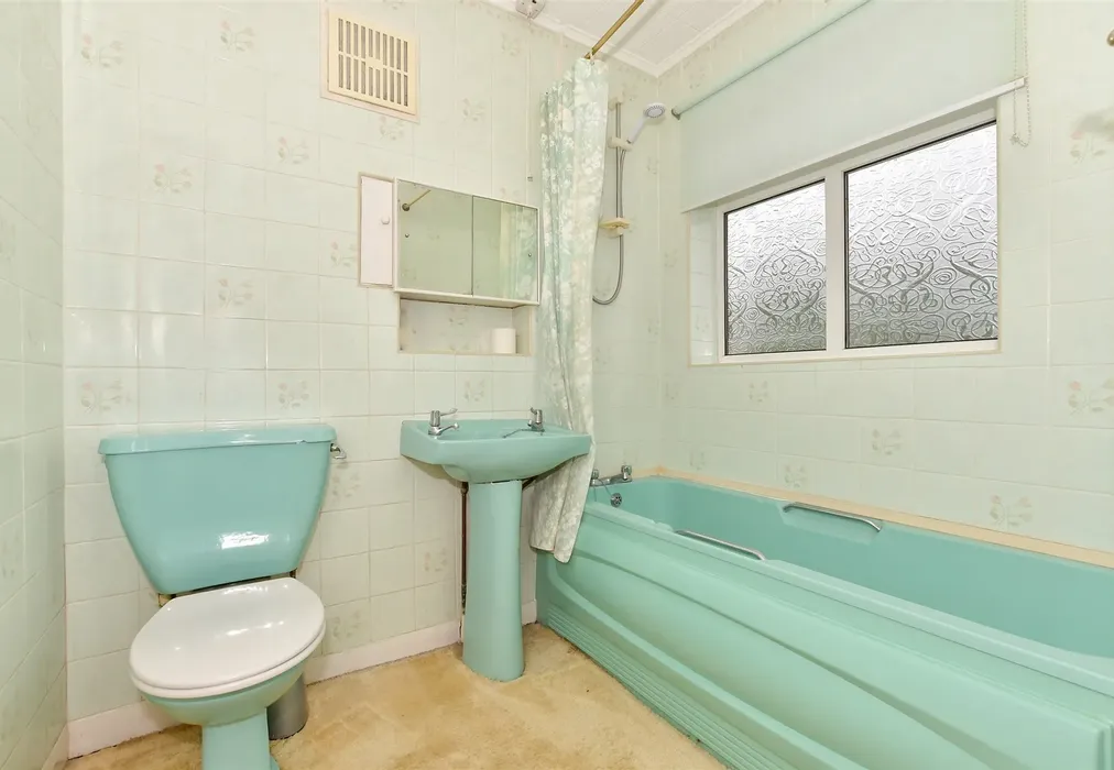 Bathroom - Norfolk Road, Canterbury, Kent - Wards of Kent