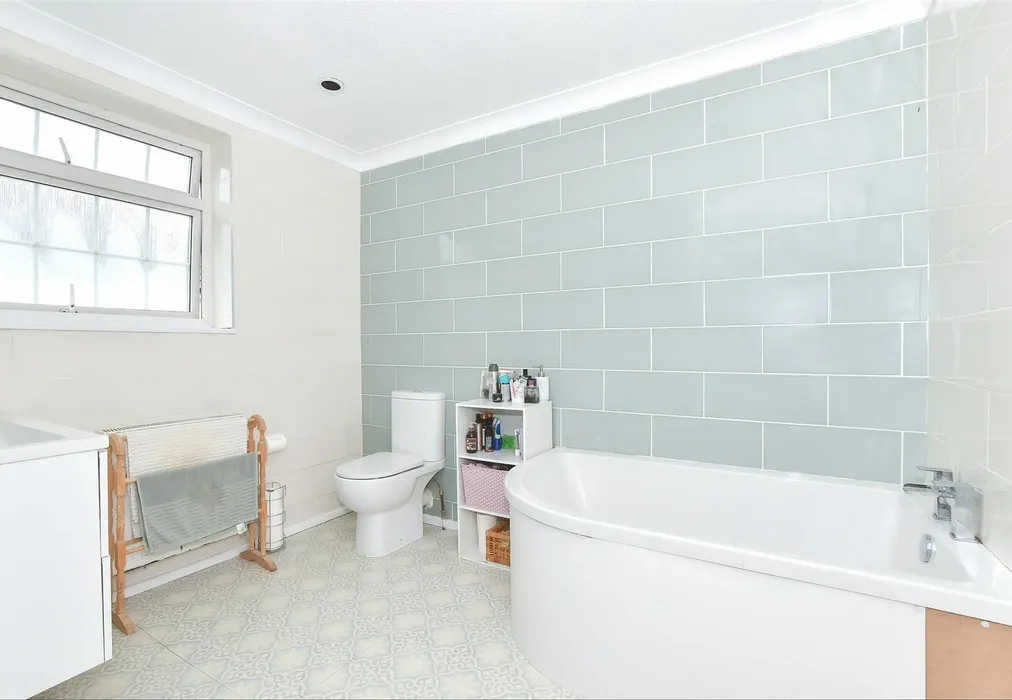 Bathroom - Dargate Road, Yorkletts, Whitstable, Kent - Wards of Kent