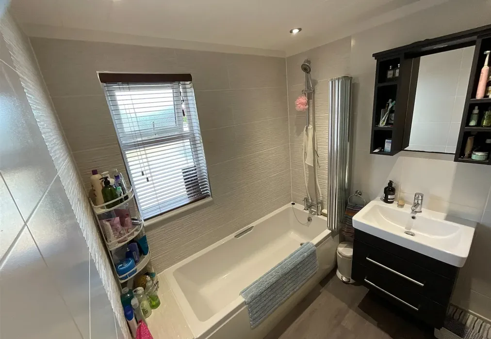 Bathroom - Monkton Street, Monkton, Ramsgate, Kent - Wards of Kent