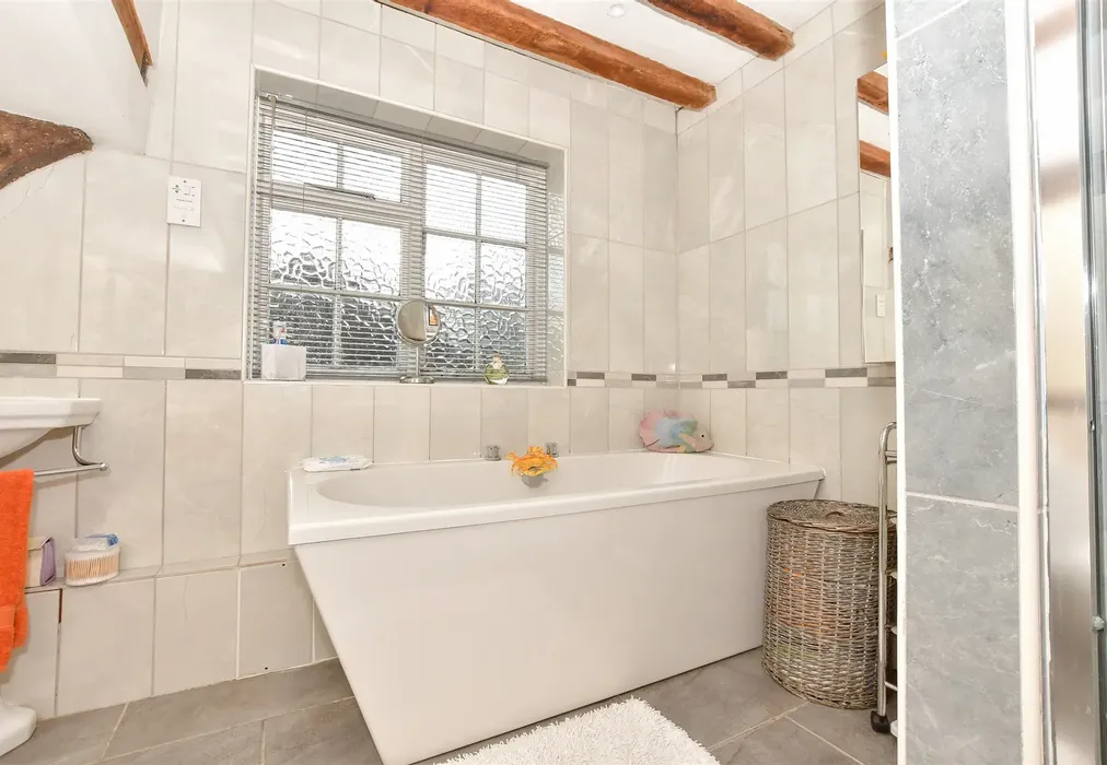 Bathroom - Romney Road, Willesborough, Ashford, Kent - Wards of Kent