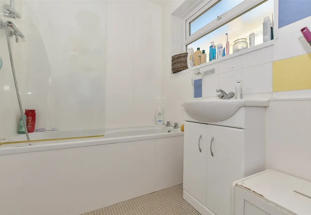 Bathroom - Northwood Road, Ramsgate, Kent - Wards of Kent