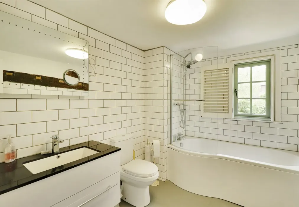 Bathroom - Fairmans Lane, Brenchley, Tonbridge, Kent - Wards of Kent