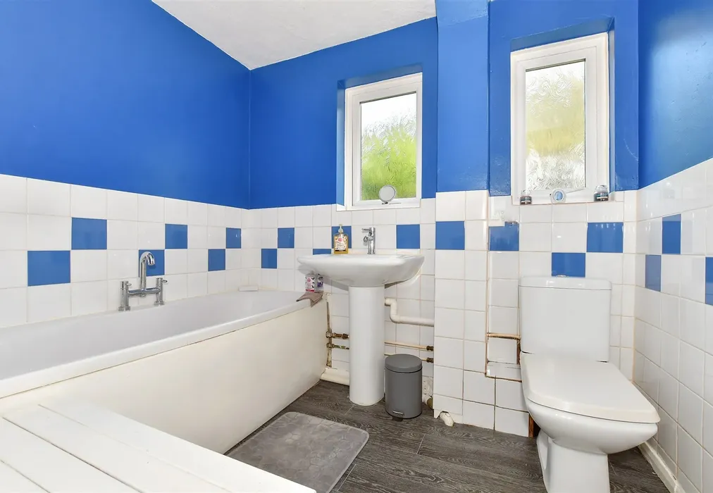 Bathroom - St. David's Avenue, Aycliffe, Dover, Kent - Wards of Kent