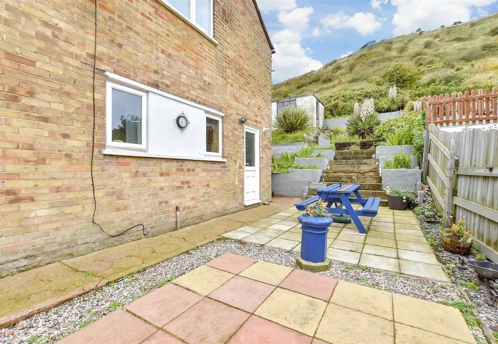 Side Garden - St. David's Avenue, Aycliffe, Dover, Kent - Wards of Kent