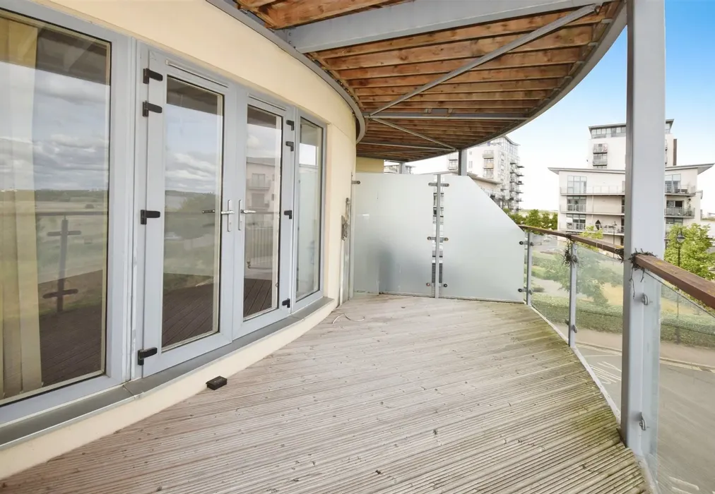 Balcony - Liverymen Walk, Greenhithe, Kent - Wards of Kent