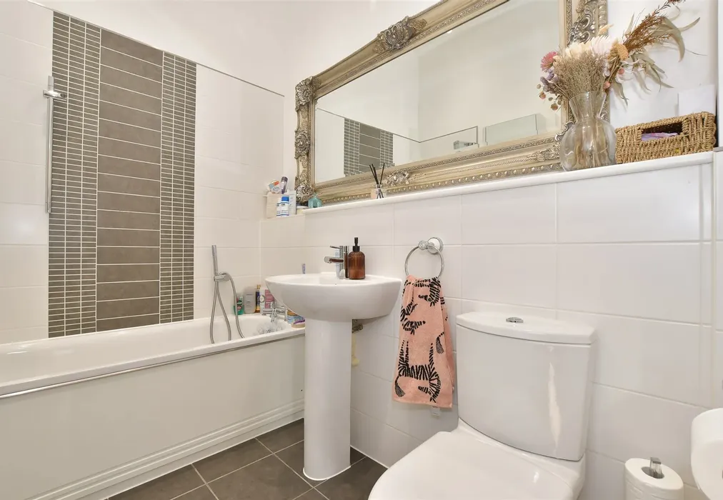 Bathroom - Whitecroft Park, Newport, Isle of Wight - Wards of Kent