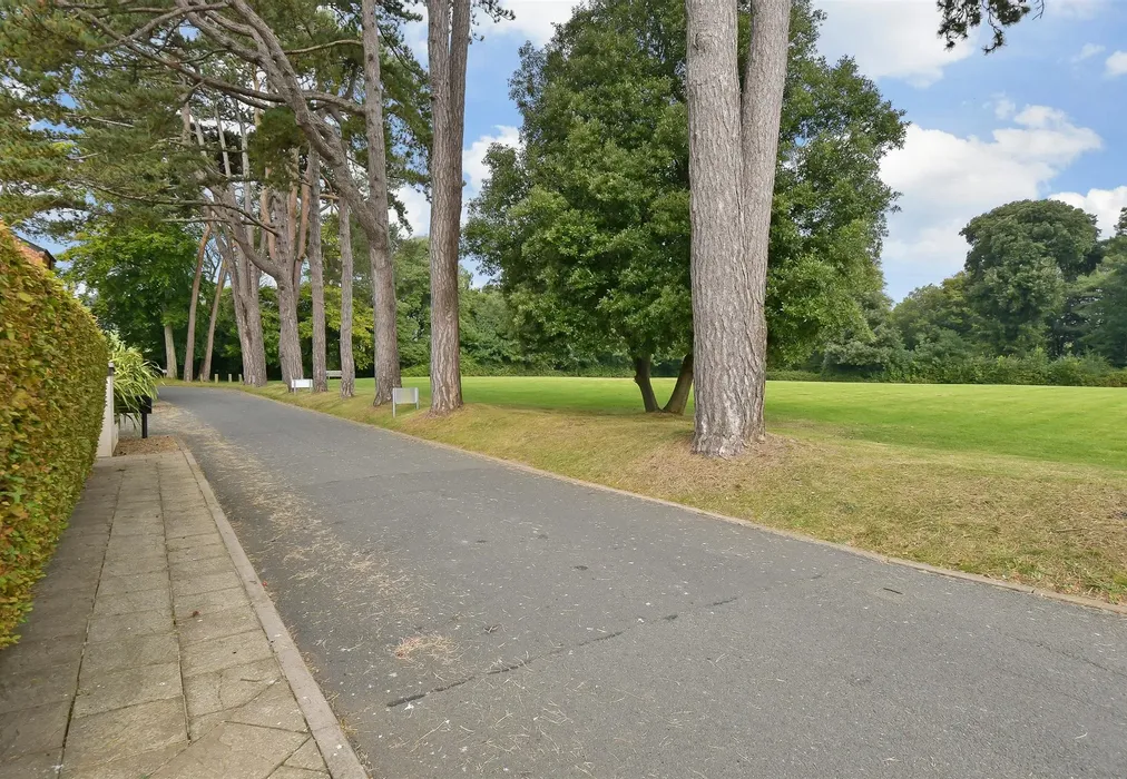 Surrounding Area - Whitecroft Park, Newport, Isle of Wight - Wards of Kent