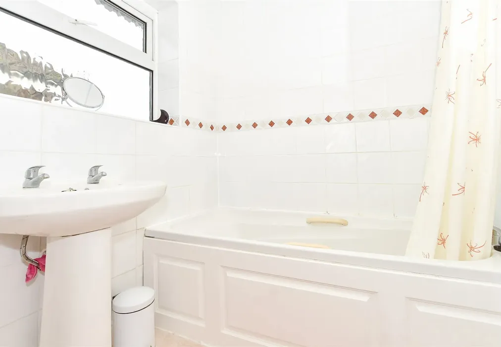 Bathroom - Vale Drive, Horsham, West Sussex - Wards of Kent