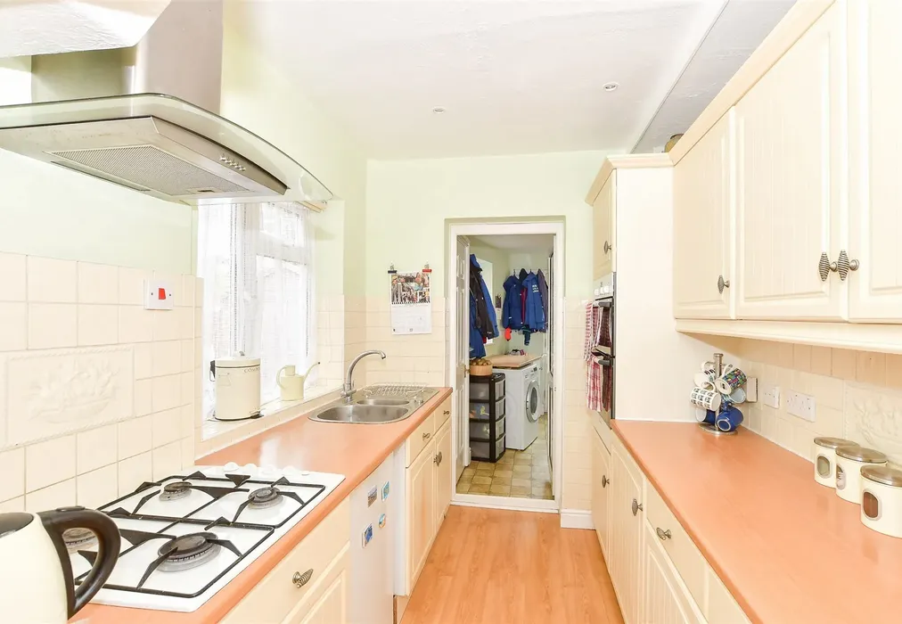 Kitchen - Vale Drive, Horsham, West Sussex - Wards of Kent