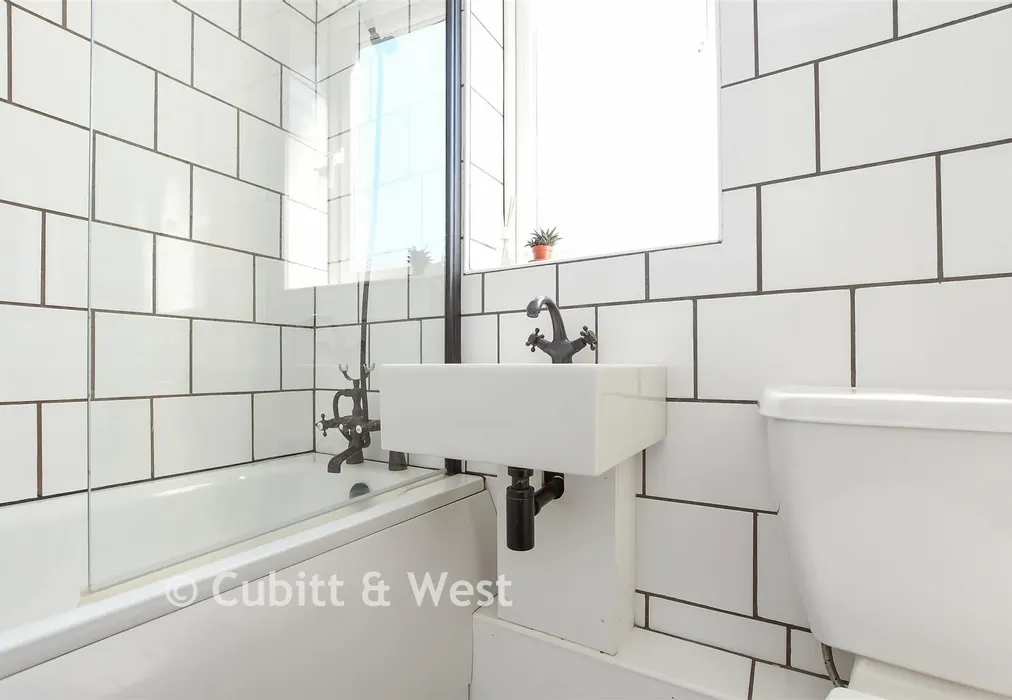Bathroom - Leslie Road, Dorking, Surrey - Wards of Kent