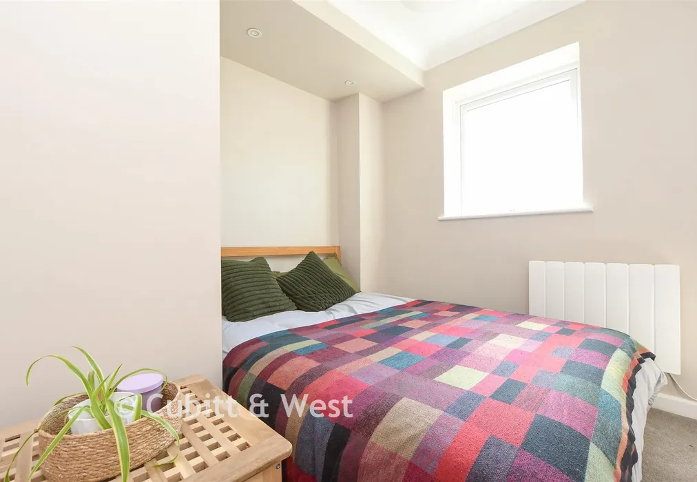 Bedroom - Leslie Road, Dorking, Surrey - Wards of Kent