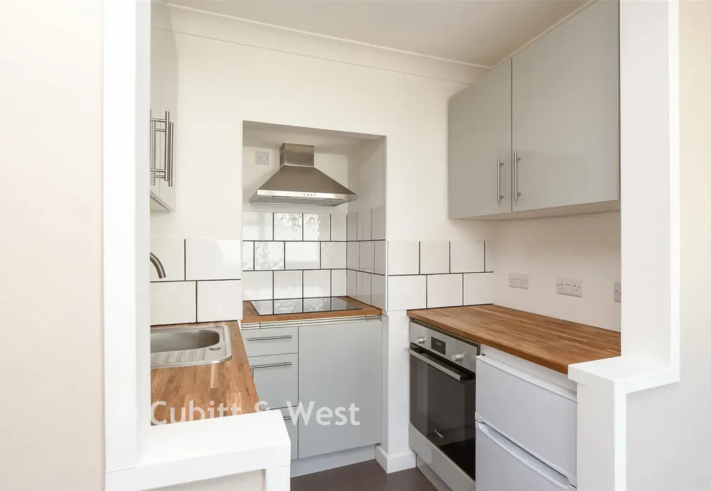 Kitchen - Leslie Road, Dorking, Surrey - Wards of Kent