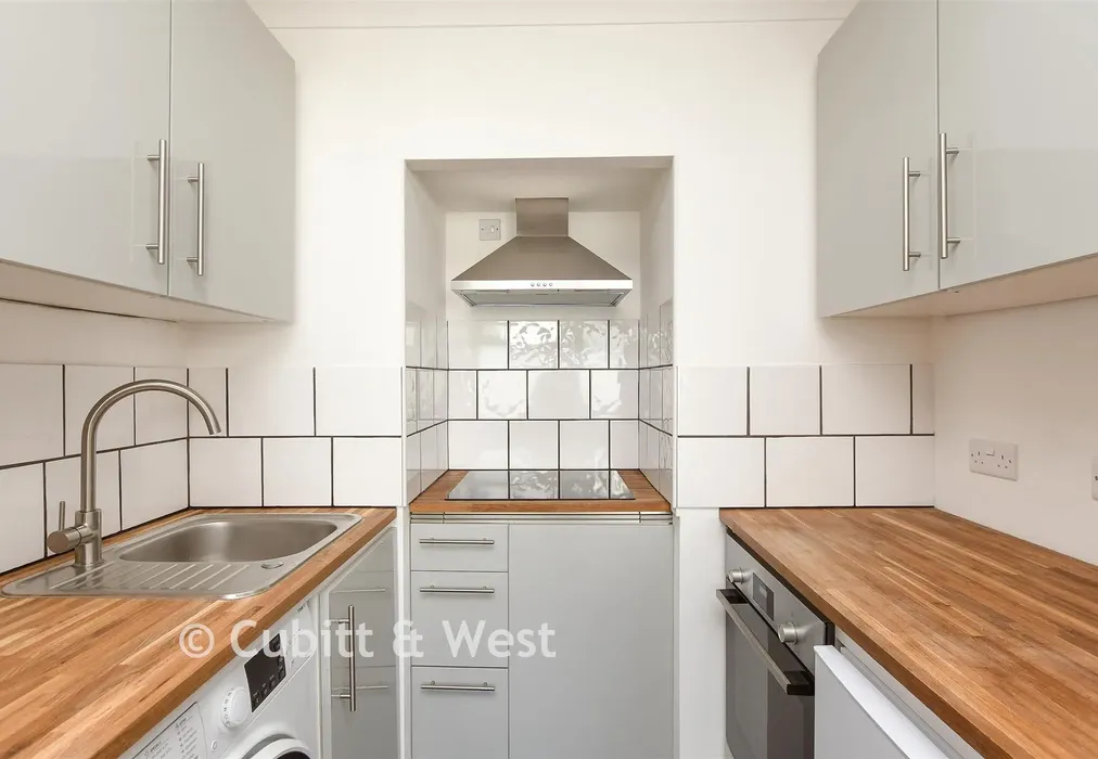 Kitchen - Leslie Road, Dorking, Surrey - Wards of Kent