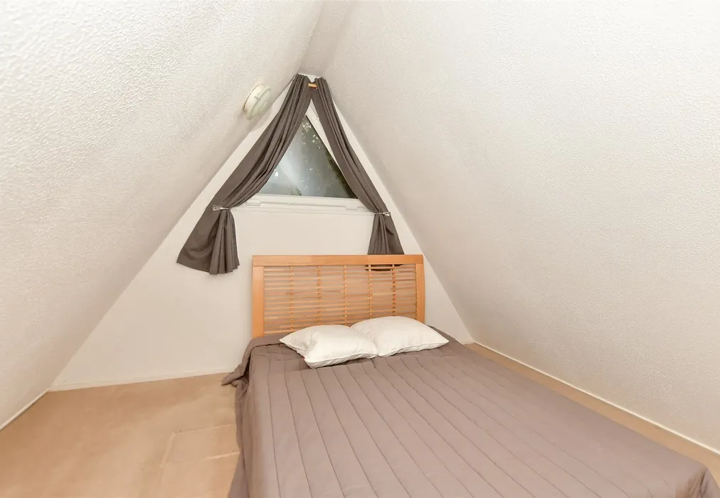 Bedroom 1 - Upper Street, Kingsdown, Deal, Kent - Wards of Kent