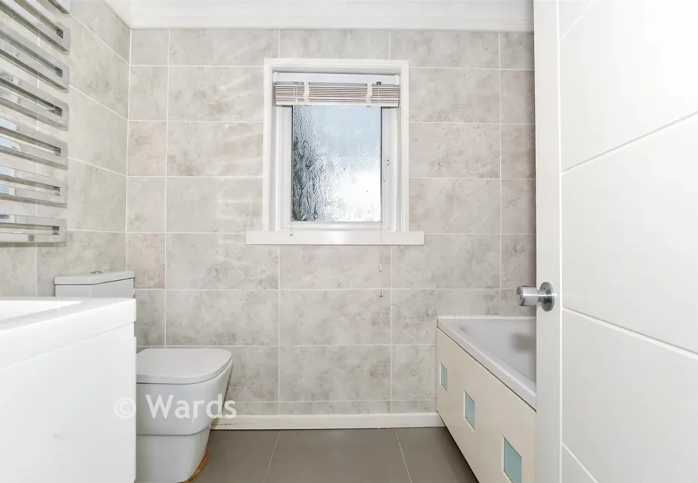 Bathroom - Middlesex Road, Maidstone, Kent - Wards of Kent