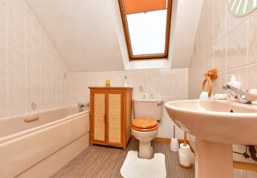 Bathroom - Whyteleafe Road, Caterham, Surrey - Wards of Kent