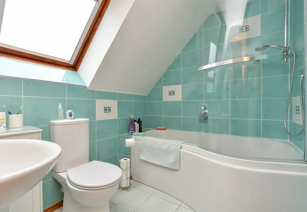 En-Suite Bathroom - Whyteleafe Road, Caterham, Surrey - Wards of Kent
