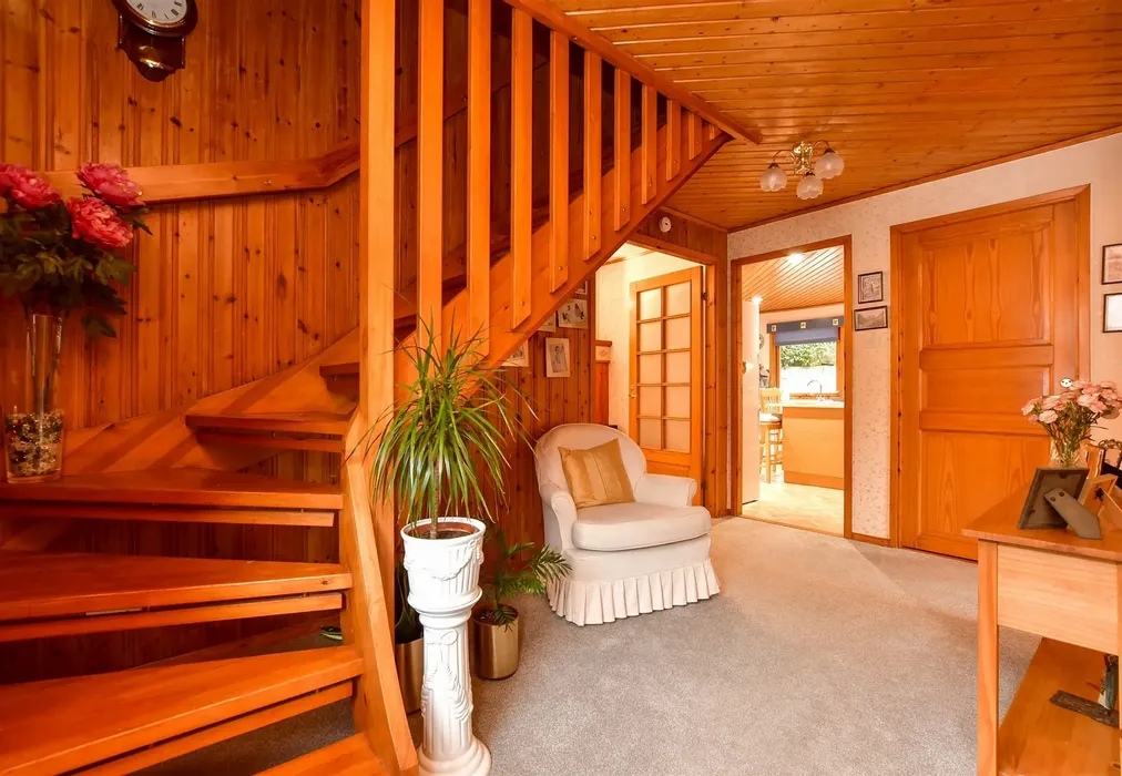 Entrance Hall - Whyteleafe Road, Caterham, Surrey - Wards of Kent