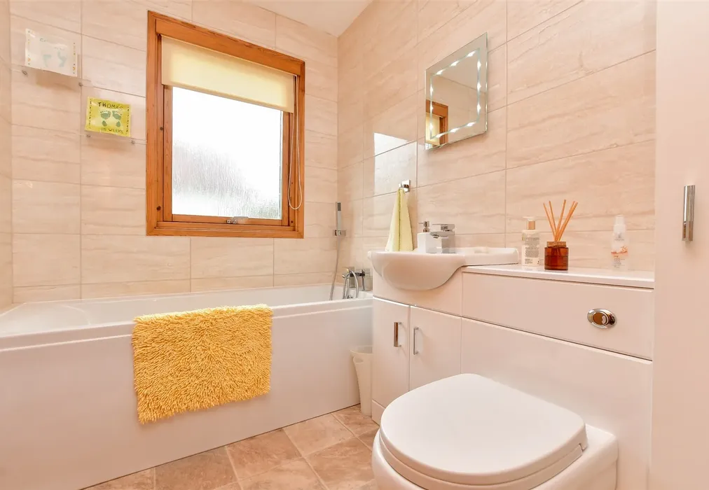 Jack And Jill En-Suite - Whyteleafe Road, Caterham, Surrey - Wards of Kent