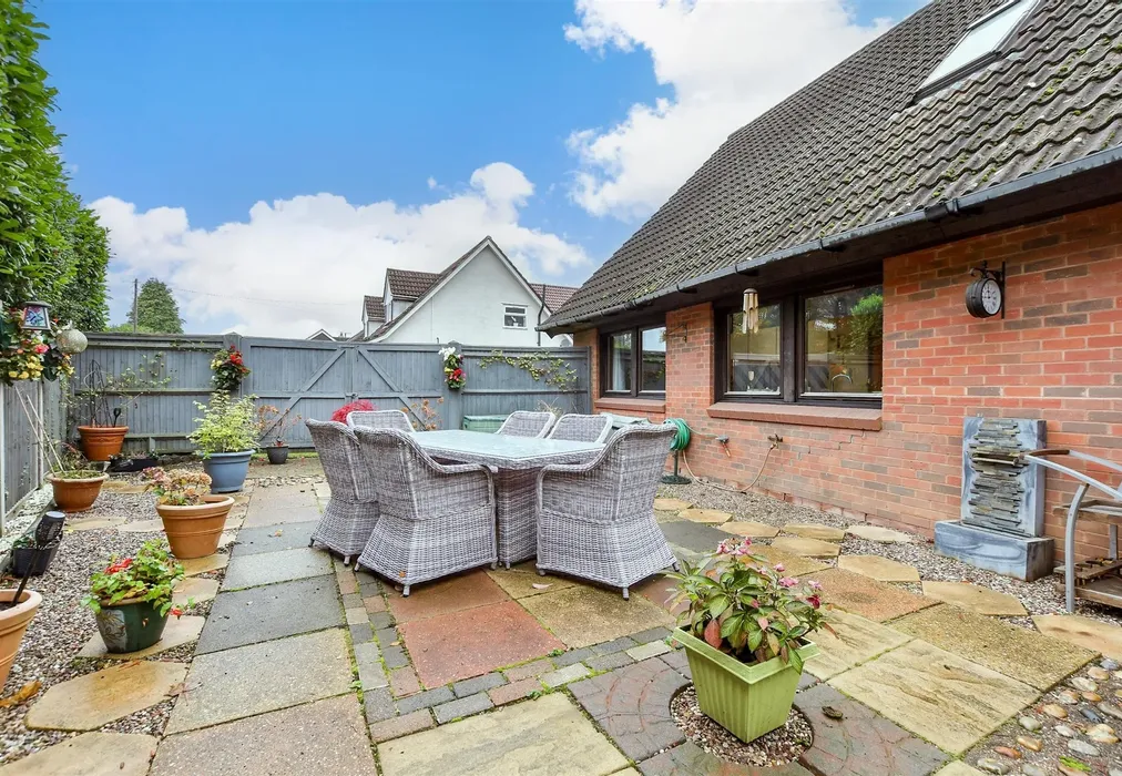 Side Garden - Whyteleafe Road, Caterham, Surrey - Wards of Kent