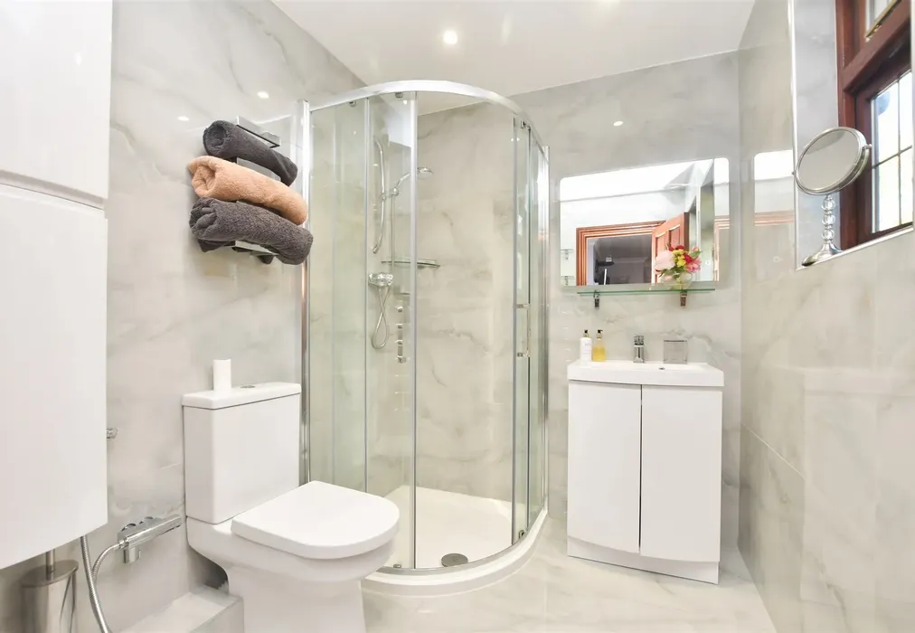 Bathroom - Beacon Road, Crowborough, East Sussex - Wards of Kent