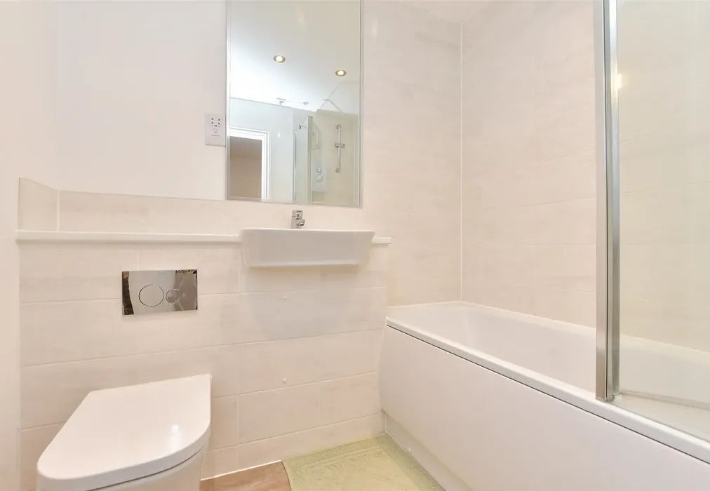 Bathroom - Bourne Avenue, Horley, Surrey - Wards of Kent