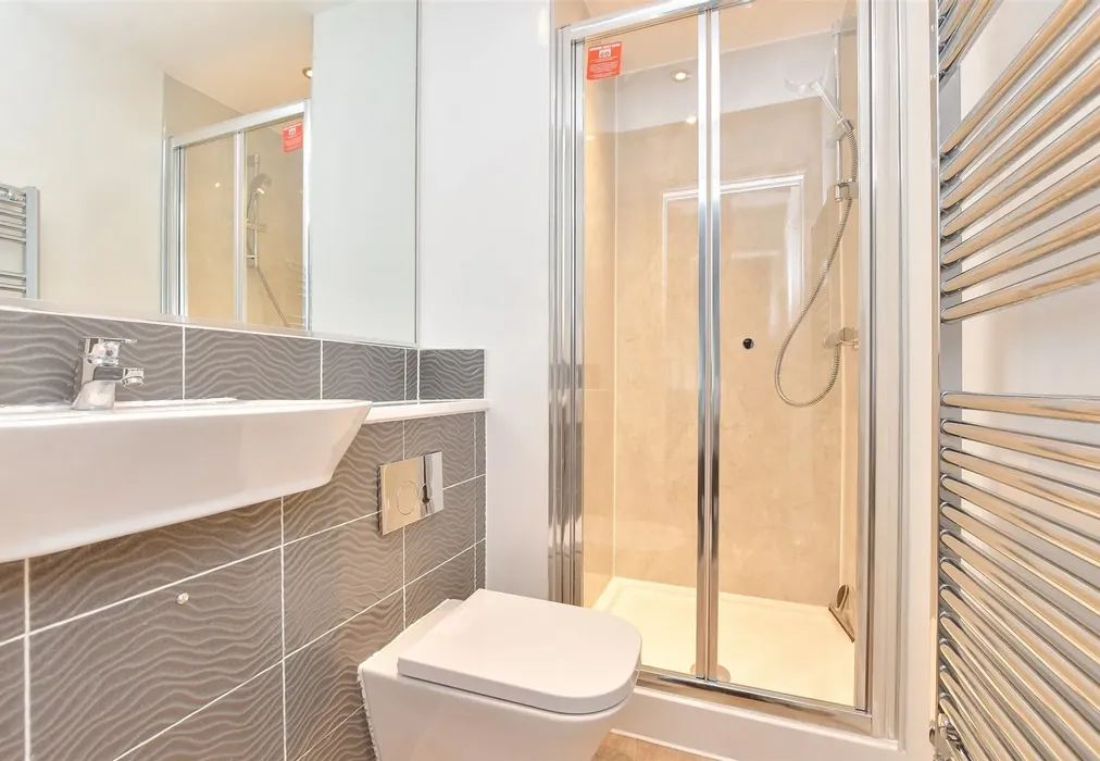 En-Suite - Bourne Avenue, Horley, Surrey - Wards of Kent